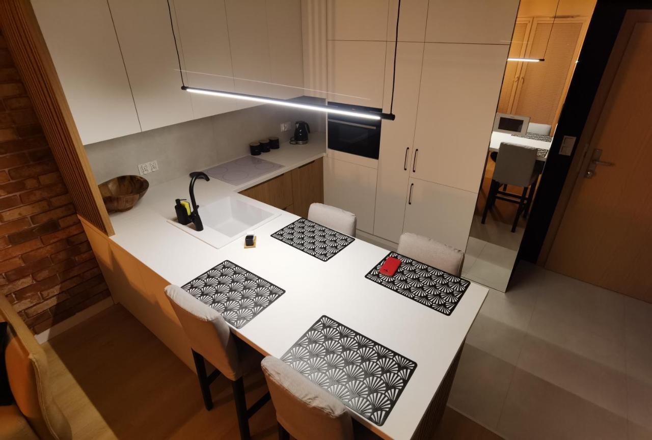 Lakeview Apartment *