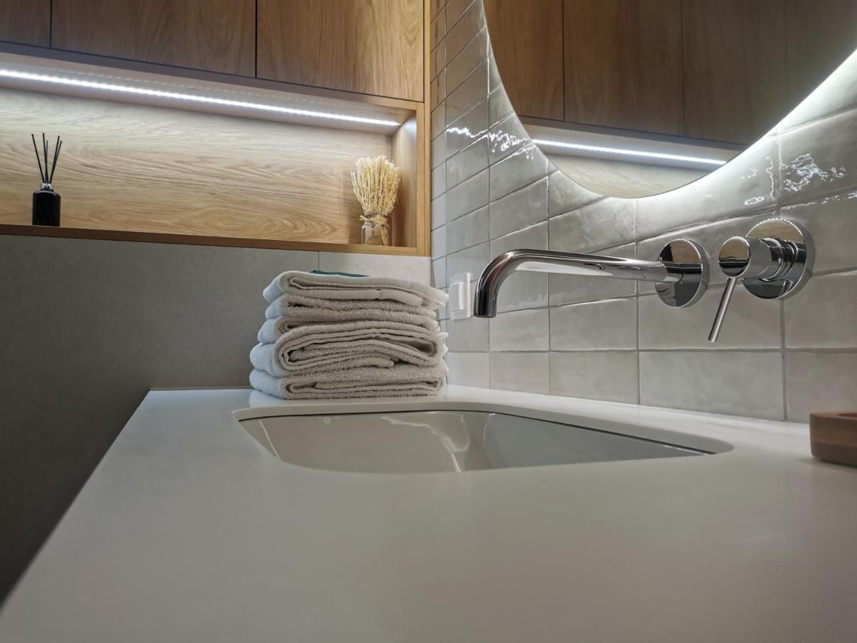 Lakeview Apartment *