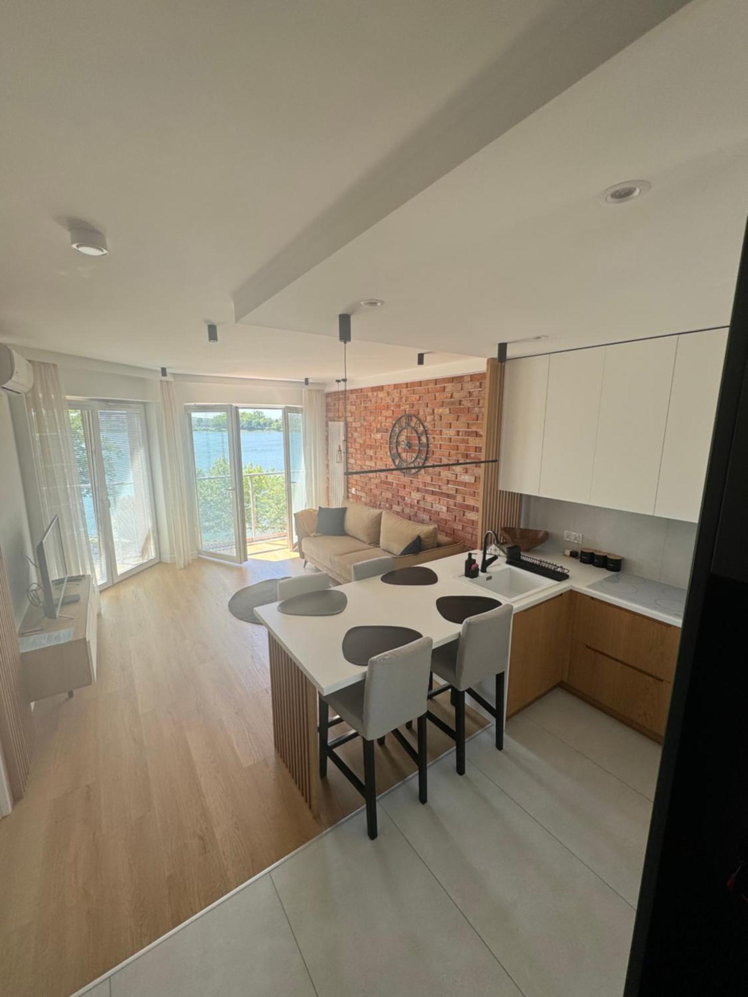 Lakeview Apartment